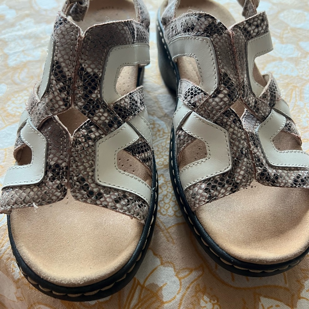 Clark’s Snakeskin White Sandals size 7.5 Lexi NWOT
